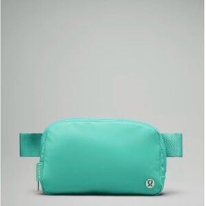 Lululemon Everywhere Belt Bag 1L in Paradise Green